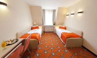 Отель Hotel Eclipse Domasław Стандартный двухместный номер с 2 отдельными кроватями-1